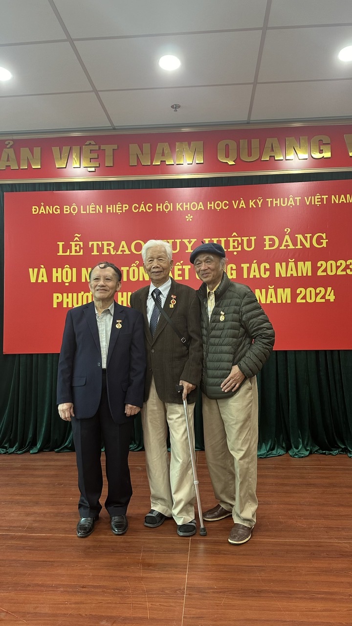 Liên hiệp Hội Việt Nam trao huy hiệu Đảng cho 71 đảng viên