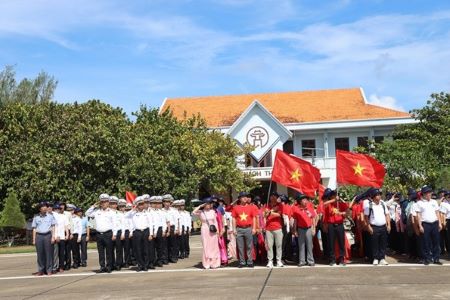 ĐOÀN CÔNG TÁC HỘI ĐO LƯỜNG VIỆT NAM THĂM CÁN BỘ, CHIẾN SĨ, NHÂN DÂN TRÊN QUẦN ĐẢO TRƯỜNG SA